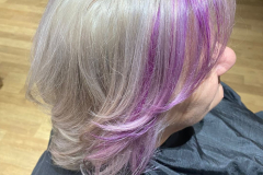 Gave paarse lok in grey hair